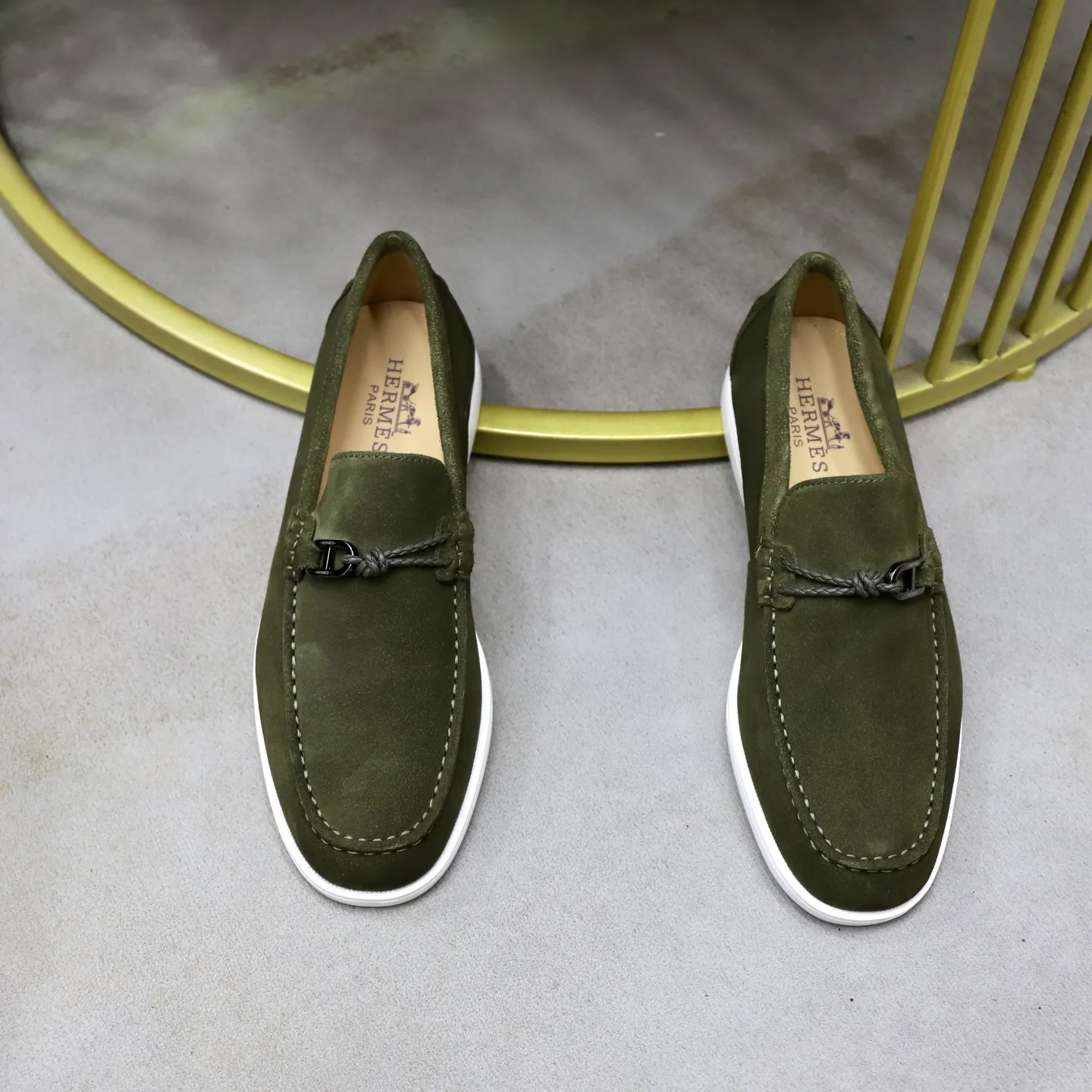 Ex-factory price: 540💰Hermès/Hermès slip-on men's shoes. This shoe is made of imported cow suede leather, with simple and smooth lines, and a 3CM rubber foam ultra-light sole combined with aerodynamic design! Youthful and fashionable, H button decoration, contrasting leather embellishment on the heel, calf lining to gently wrap your feet, with embossed logo cowhide feet, leather rock strips, casual and urban style, highlighting youthful vitality, sports and leisure version, super versatile Size number: 38-39-40-41-42-43-44 Standard leather shoe size (45 can be customized but does not support returns)